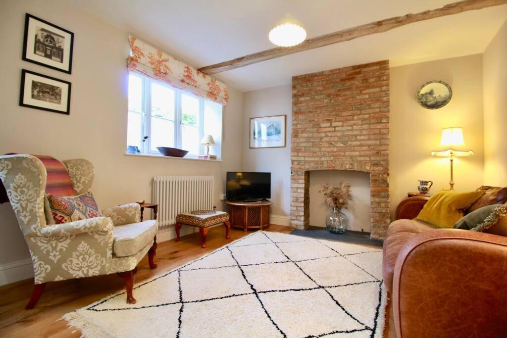 14th Century Rose Cottage, Centre Of By Air Premier Holiday home