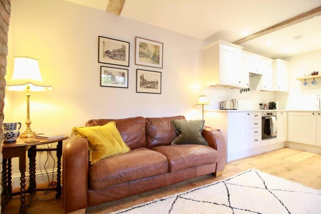 14th Century Rose Cottage, Centre Of By Air Premier