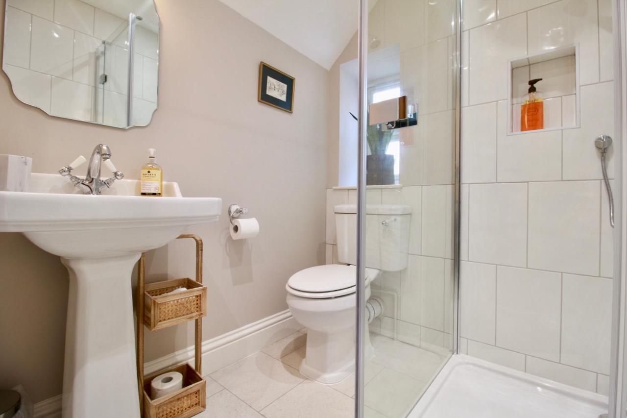 14th Century Rose Cottage, Centre Of By Air Premier Holiday home *