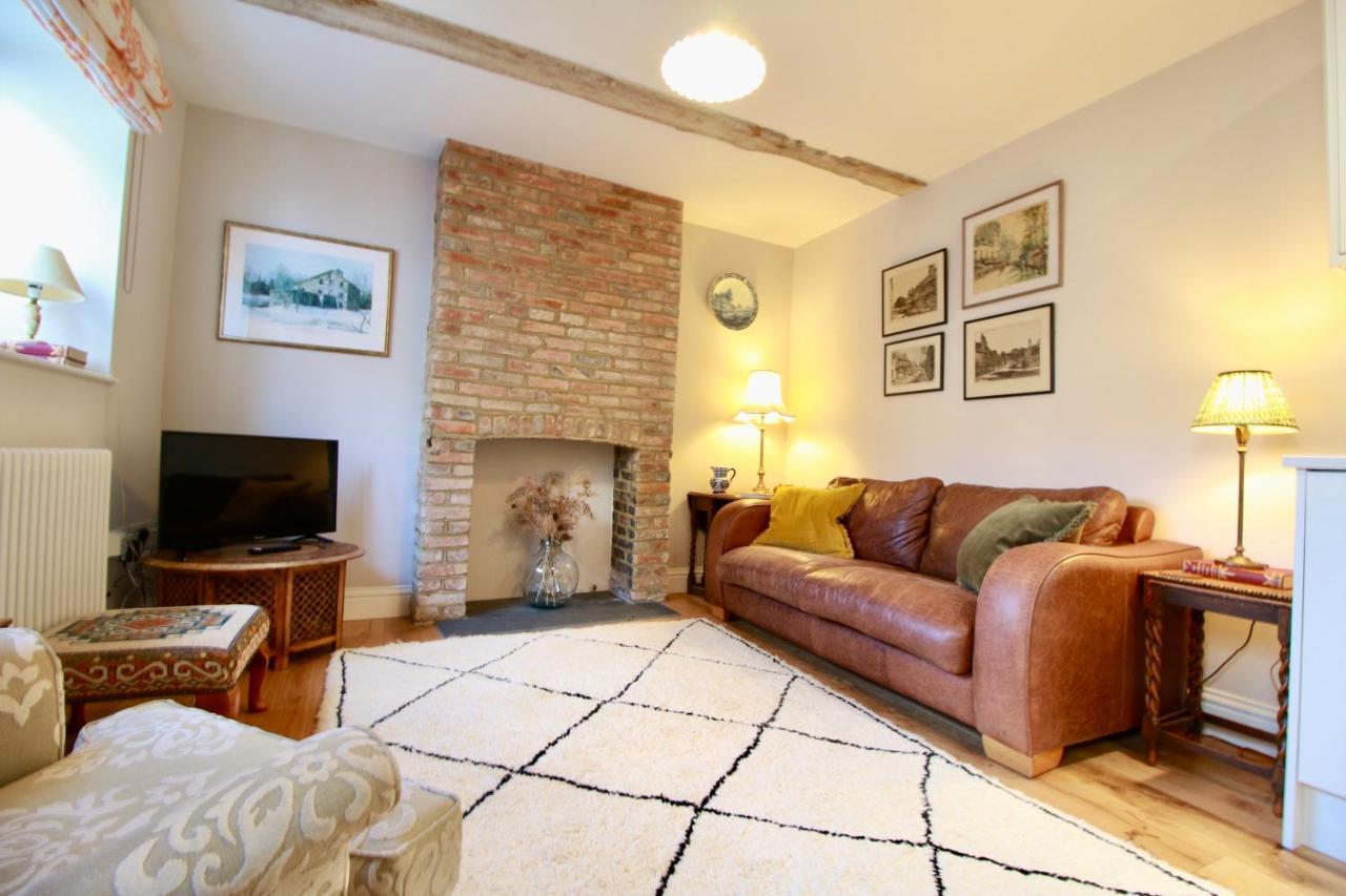 14th Century Rose Cottage, Centre Of By Air Premier