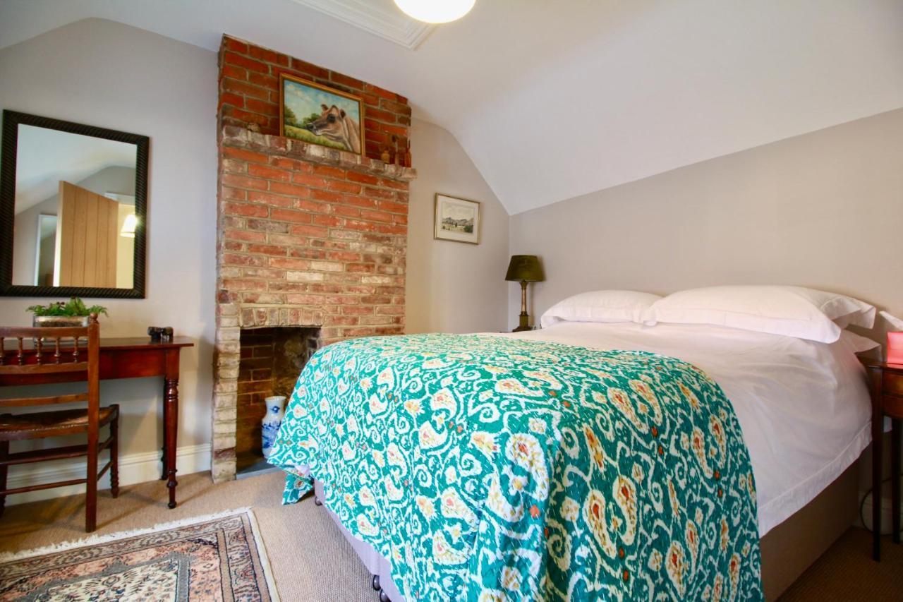 14th Century Rose Cottage, Centre Of By Air Premier