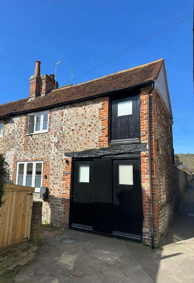 14th Century Rose Cottage, Centre Of By Air Premier Holiday home *